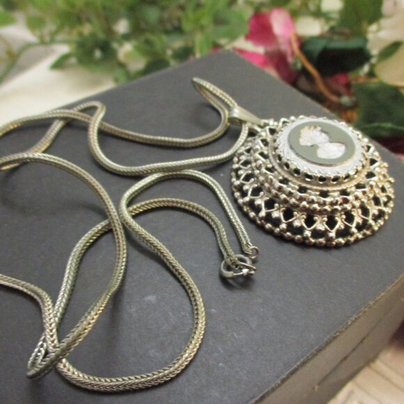 Vintage CARAVELLE BULOVA Watch Necklace: Whiting & Davis Cameo Pendant Watch - Picture 13 of 14